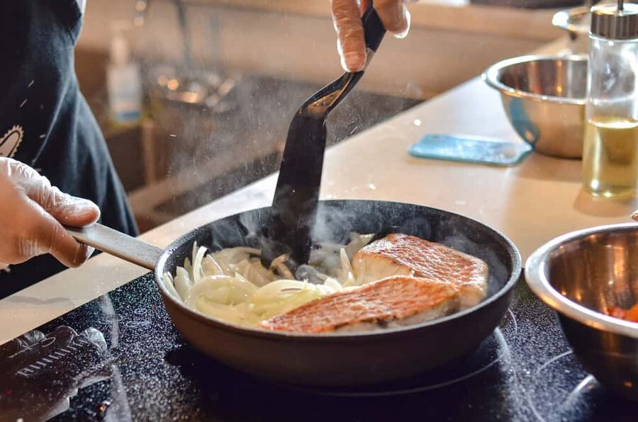 'Chillo al Coco' Cooking Class & Taino Concept store - Preparing the red snapper