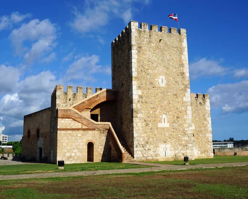Colonial Zone: Historical Tour with a visit to the Columbus Lighthouse and Tres Ojos Park - Entering the Colonial Zone through its oldest streets