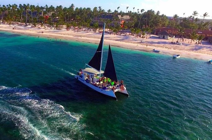 Crucero de Fiesta y Snorkel en Punta Cana - Party music, drinks, and the group size