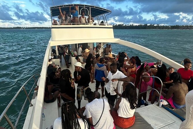 DE Hip Hop Boat Party for Adults and Free Drinks Only - The return ride keeps the party going