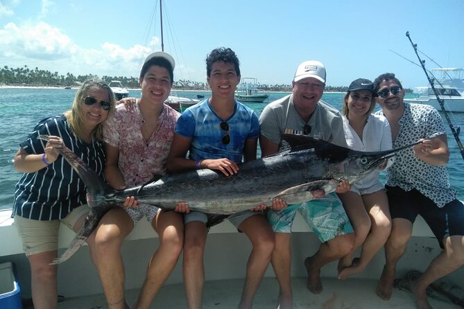 Deep sea fishing in Punta Cana and Bávaro. - Boarding the fishing boat at Jellyfish Beach