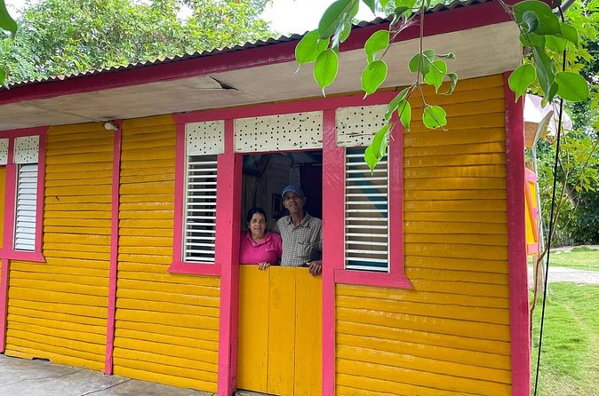 Discover Dominican life - Roll your own cigar in Anamuya