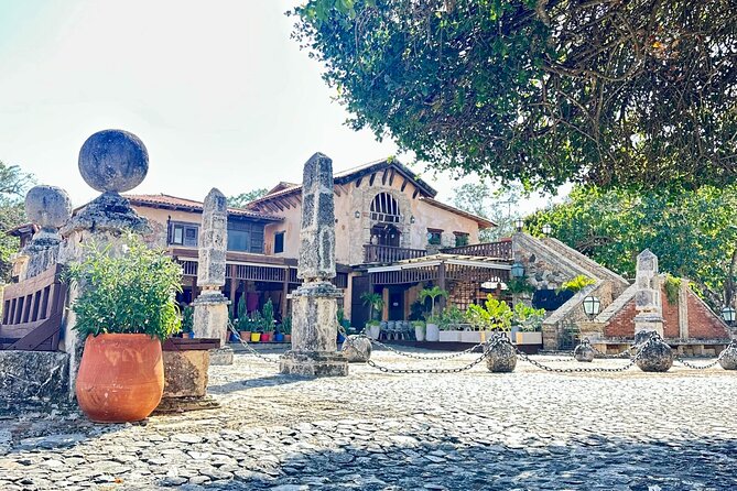 Discover La Romana Culture and local flavours - Fried fish beside the water at La Caleta