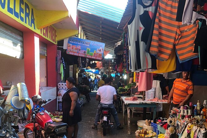 discovery and adventure of the local Dominican life in small group - Inside a family cigar factory