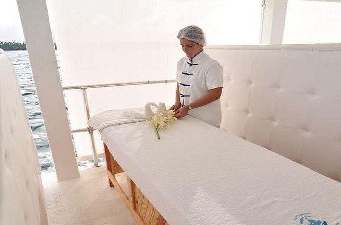 Dr. Fish Ocean Spa including Lunch - Floating loungers and the lounge area