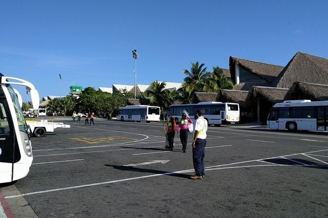 Effortless Airport Transfers in Punta Cana - The driver and guide are part of the welcome