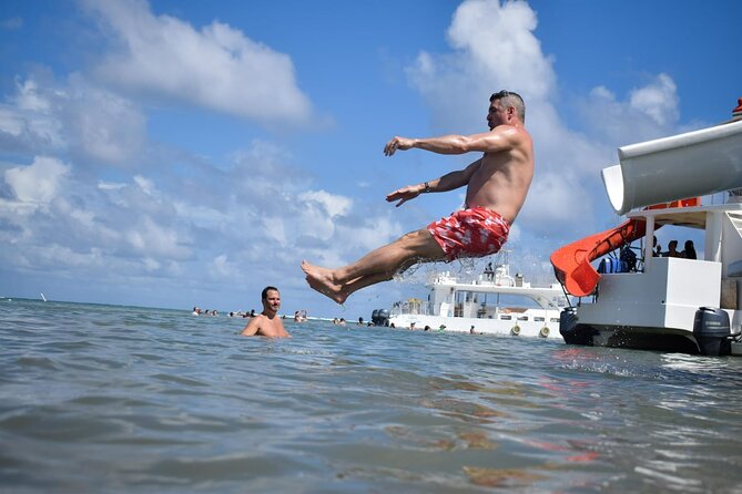 Experience for families and friends by private boat with pick-up - The crew sets the mood