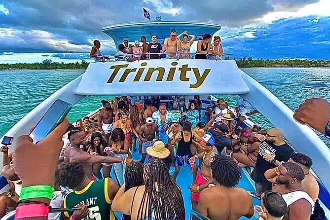 Hip Hop solo para adultos PartyBoat con Bebidas ilimitadas y Bar - The real character of this Punta Cana boat party