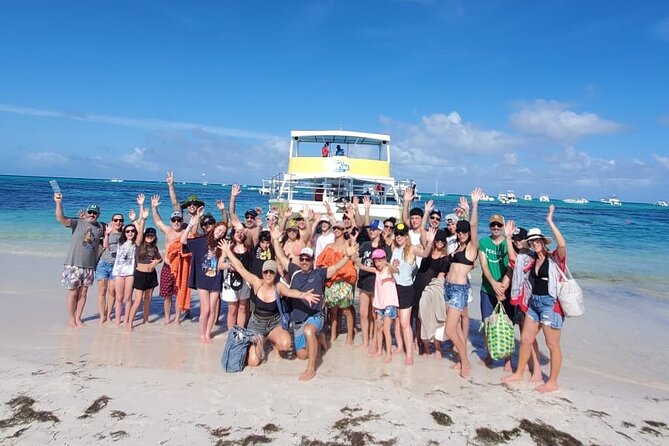 Hip Hop solo para adultos PartyBoat con Bebidas ilimitadas y Bar - Music, drinks, and the main party atmosphere