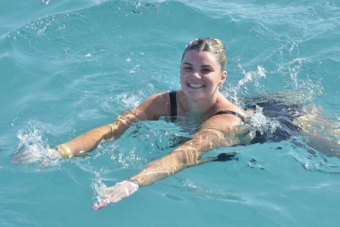 Hip Hop solo para adultos PartyBoat con Bebidas ilimitadas y Bar - The natural pool stop offshore