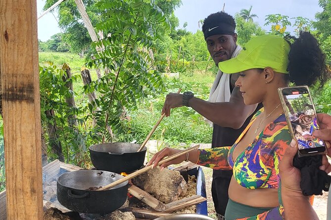 Horses, Buggy, and plantation in Chocaci Ranch - Rolling a cigar from Dominican tobacco