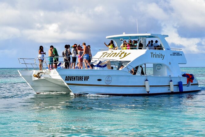 Infinity party boat in Punta Cana - The beach and boarding stage