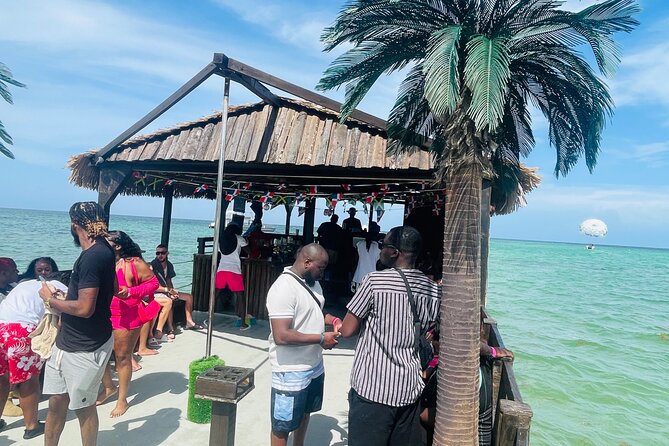 Jamaican Sunset Party Cruise - How the crew shapes the afternoon