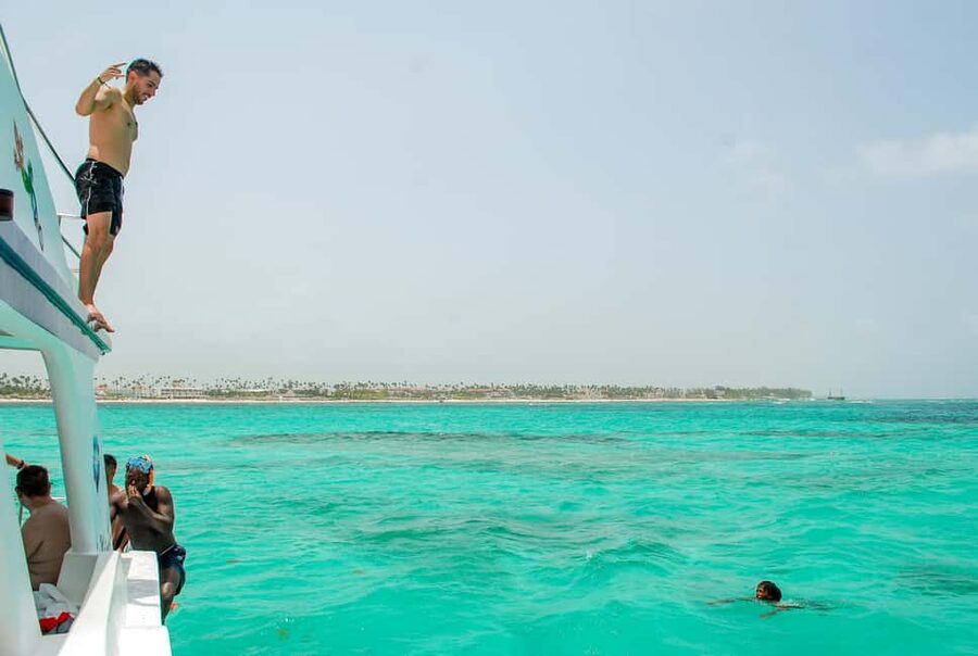 Party Boat and Snorkelling in Punta Cana - Music, crew, and the social mood