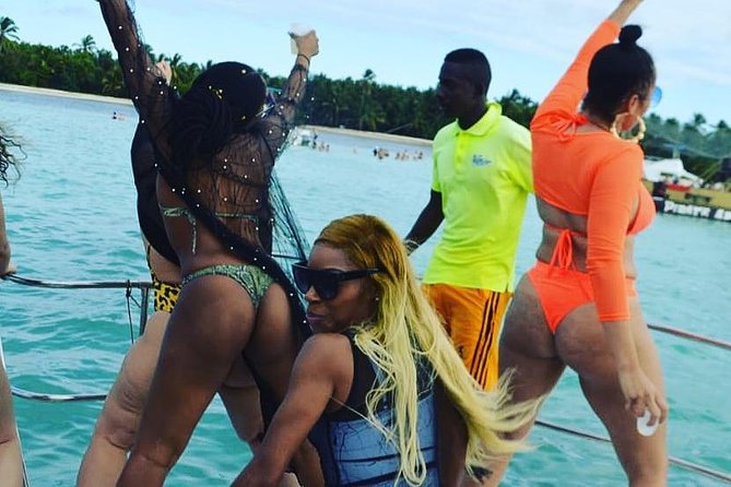 Private Adult Only Hip Hop Party Boat with Live DJ - The live DJ sets the tone