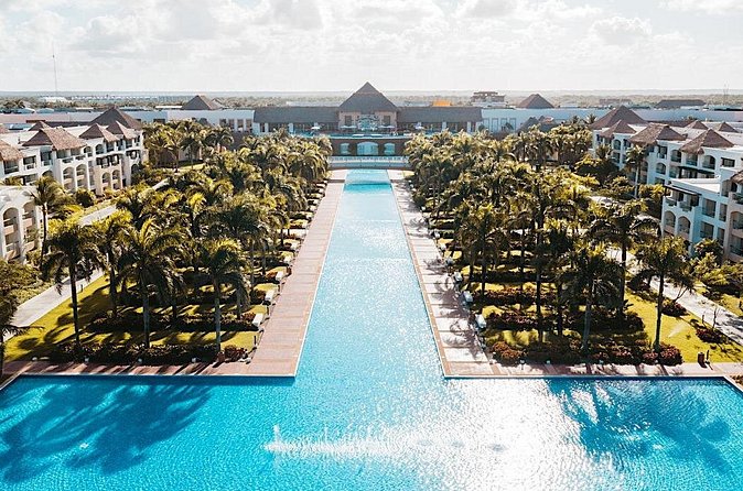 Private Transfer Punta Cana Airport to/from Hard Rock Punta Cana - The vehicle and private group setup