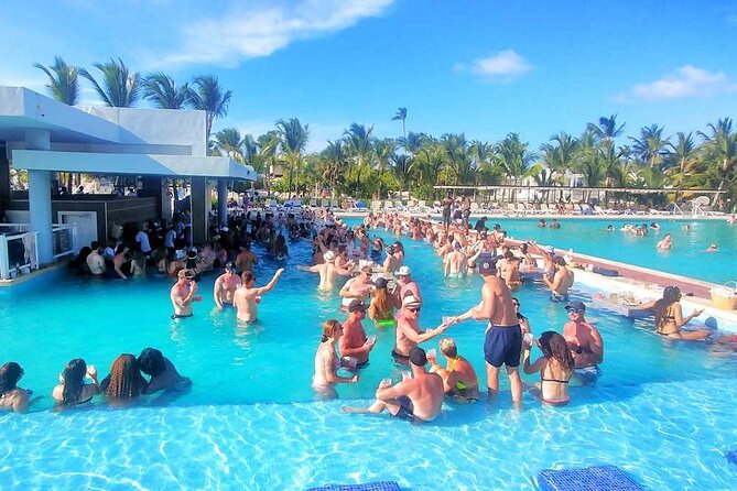 Private Transfer Punta Cana Airport to/from Riu Republica Punta Cana - What the 30-minute airport ride is like