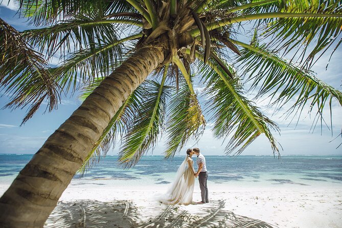 Professional photoshoot in Punta Cana and DR - Book now! - Hair, makeup, water, and small practical details