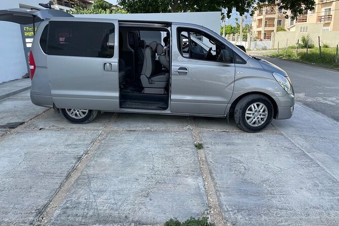 Punta Cana Airport Shuttle to Bávaro and Punta Cana Hotels - A private 30-minute trip to Bávaro or Punta Cana