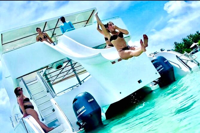 Punta Cana Booze Cruise, Snorkeling, Bar Entertainment Open Bar - Open bar, music, and the party atmosphere