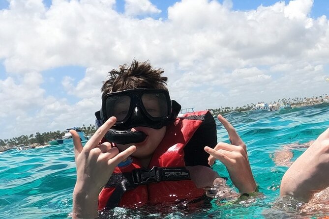 Punta Cana: Catamaran Tour, Reef Snorkeling and Unlimited Drinks! - The crew and the overall atmosphere
