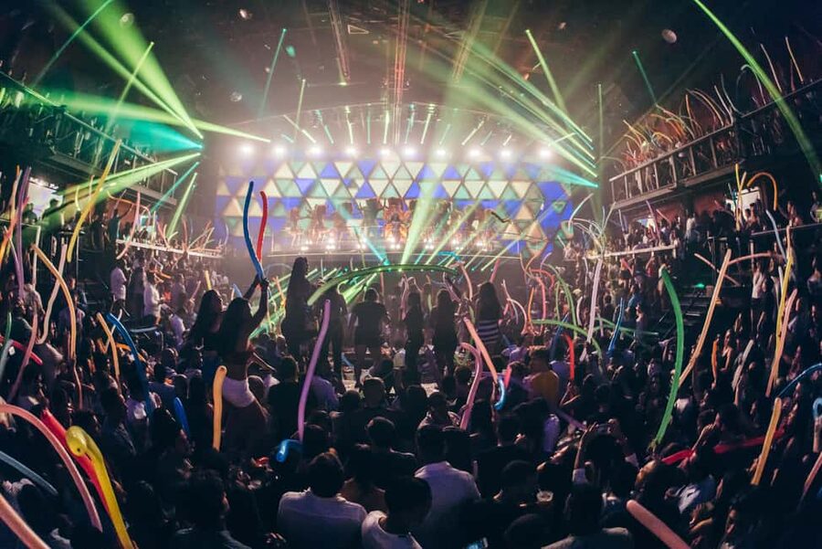 Punta Cana: Coco Bongo Nightclub Experience with Transfer - The standing floor and why seating matters