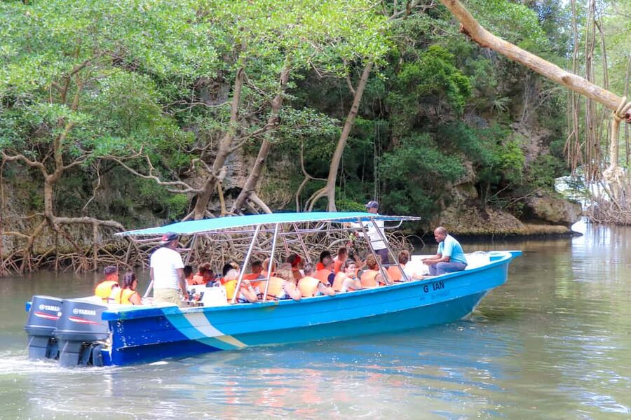 Punta Cana: Haitises, Cano Hondo, Redonda Mountain Day Trip - Two caves and the Taíno record