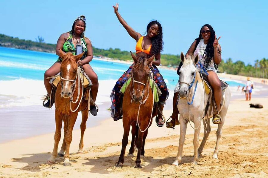Punta Cana: Horseback riding on the beach with pickup - Learning the basics before you ride