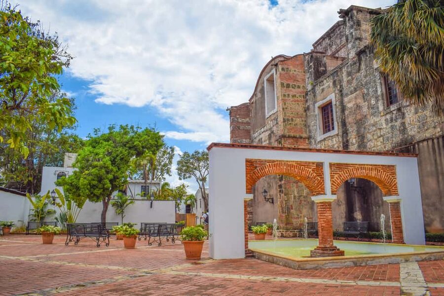 Punta Cana: Santo Domingo Day Trip with Tickets and Lunch - Guide quality and language service