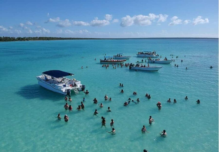 Saona Island all day with lunch and open bar departing from Punta Cana - Bayahibe sets up the boat trip