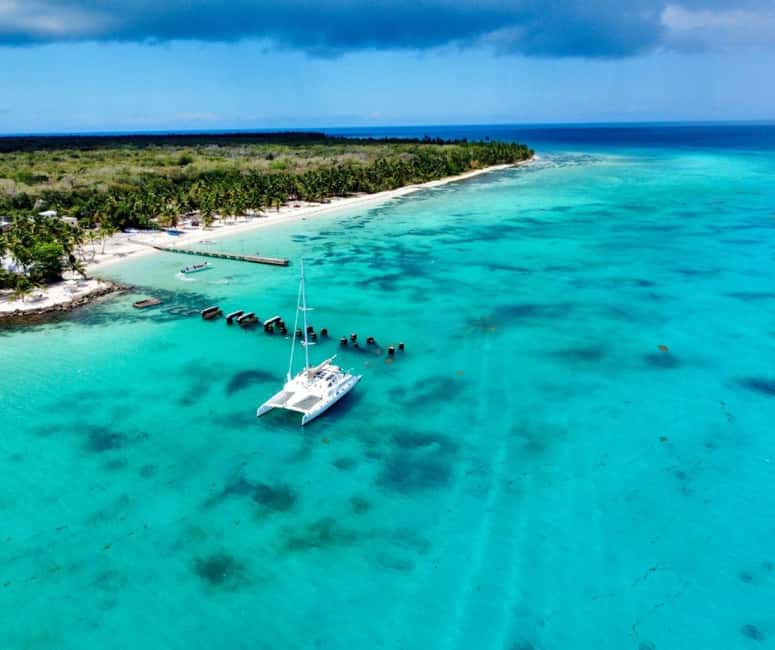 Saona island - Small group tour - Luxury catamaran - Fresh lunch while the catamaran sails