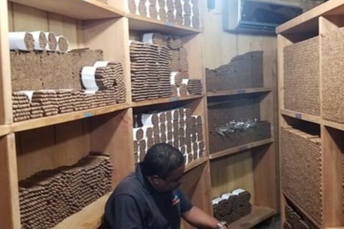 Shopping Tour In Don Lucas Cigar Factory, Rum tasting, Cocoa factory, Souvenirs - Rum tasting at the Ron gallery