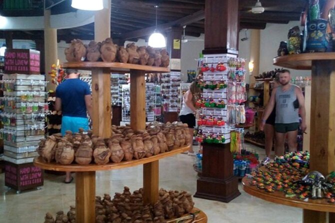 Shopping Tour In Don Lucas Cigar Factory, Rum tasting, Cocoa factory, Souvenirs - El Alfarero, paintings and handmade culture