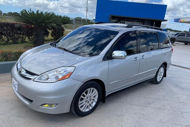Traslados Aeroepuerto/Hoteles en Punta Cana y Bavaro - Helping with luggage and getting settled